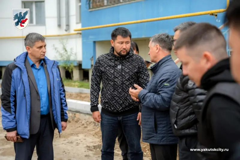 Глава Якутска проверил ход капитального ремонта дворовых территорий