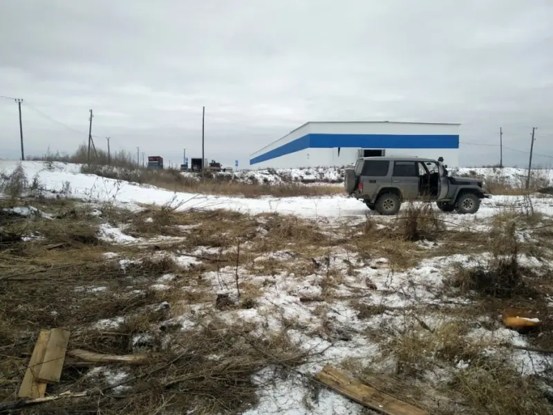 В районе переправы в местности Даркылах перевернулся бензовоз – разлив топлива не обнаружен