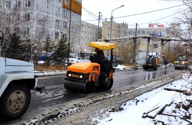 Фотофакт: На улице Аржакова в слякоть укладывают асфальт
