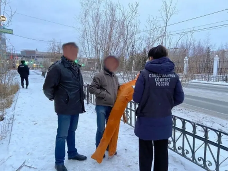 Со взятым под стражу пучеглазым и хилым насильником проводят следственные действия