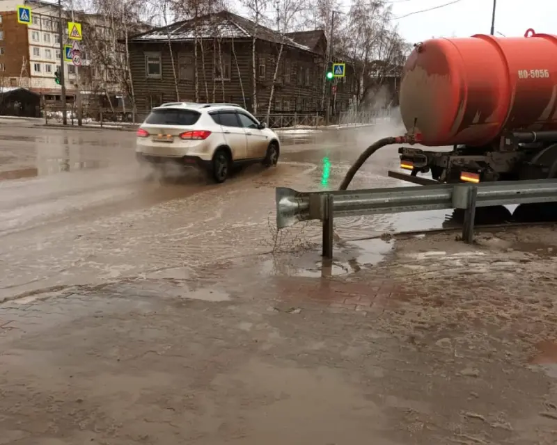 Мэрия отчиталась об откачке в Якутске луж с заниженных мест