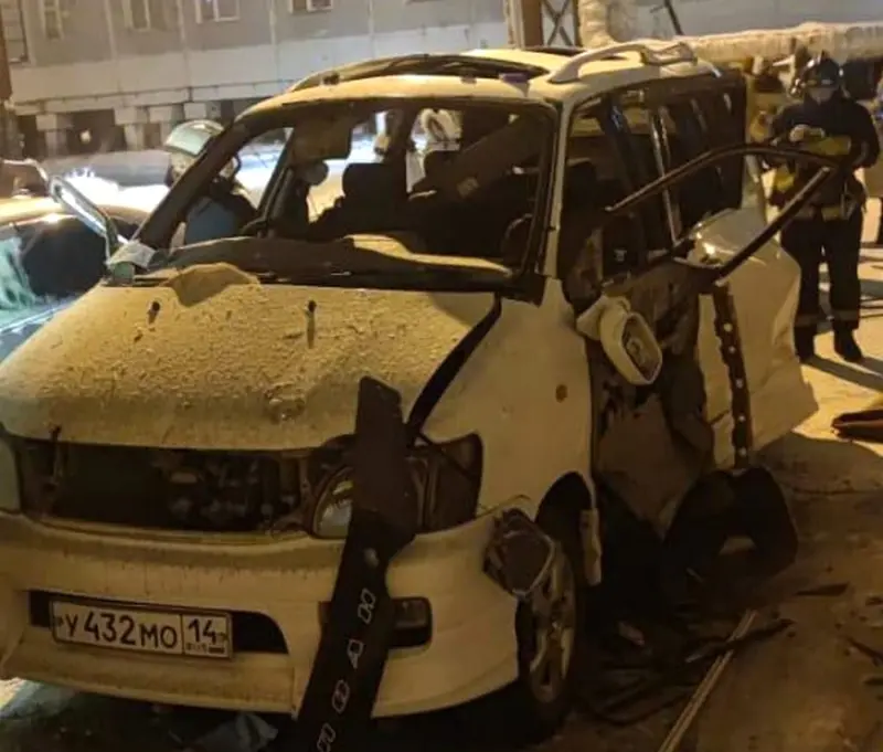 Автомобиль взорвался во дворе жилого дома в Якутске