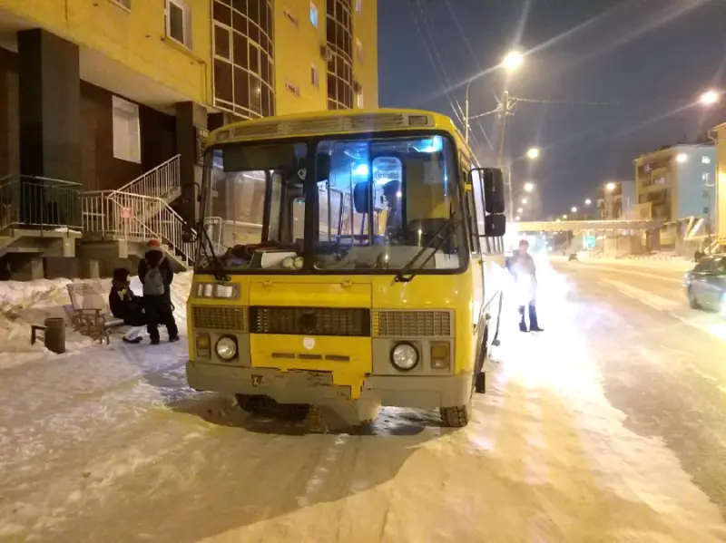 Водитель автобуса совершил наезд на 17-летнего пешехода, который переходил дорогу на зеленый свет