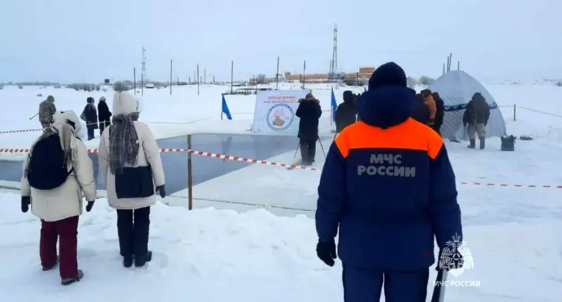 Сотрудники ГИМС обеспечили безопасность моржей  во время заплыва в реке Лена