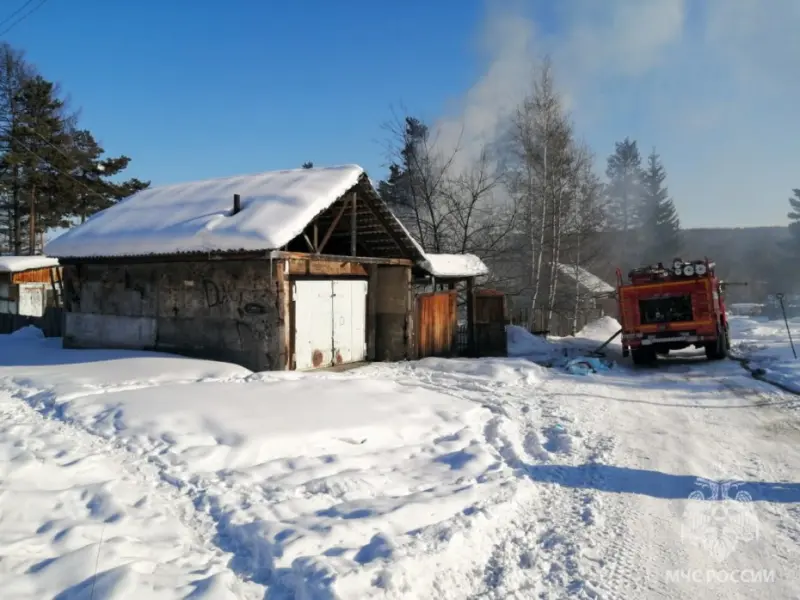 Гаражи, машины и частный дом пострадали от огня за минувшие сутки