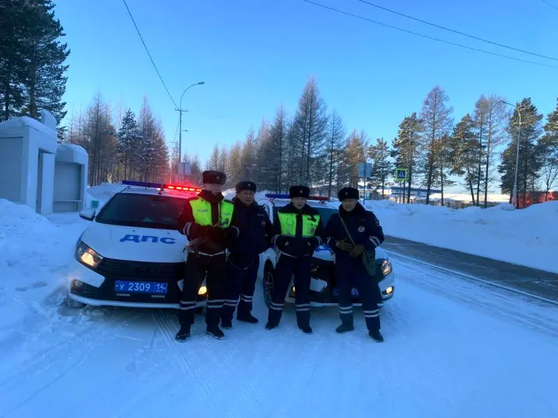 Инспекторы ДПС спасли семью у которой по пути в Нахот сломалась машина в сорокаградусный мороз