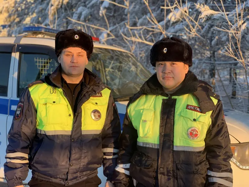 Полицейские эвакуировали женщину при пожаре в жилом доме в Мирном