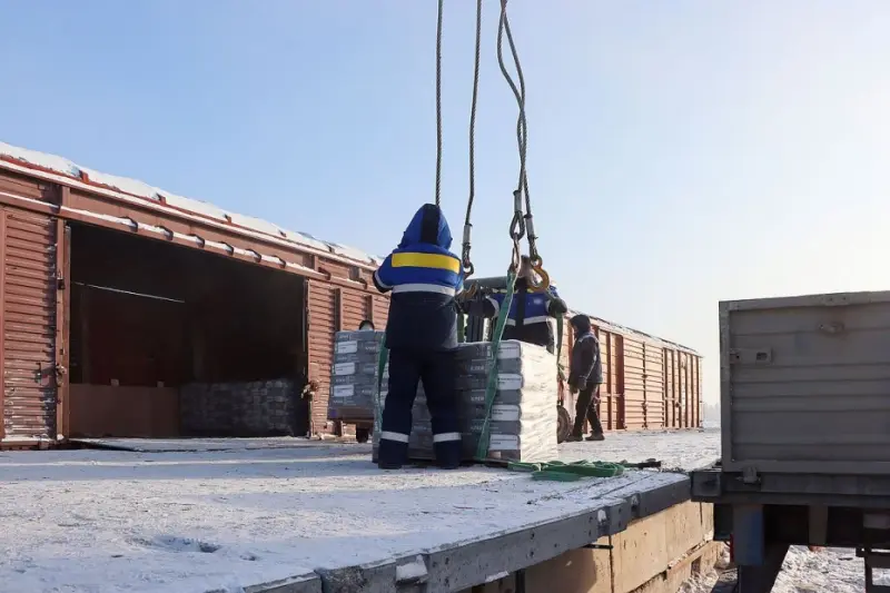 Постой паровоз: В Нижнем Бестяхе осужденные трудятся на погрузочно-разгрузочных работах