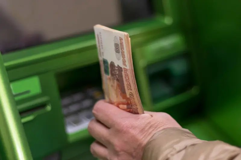 Бдительность сотрудника банка позволила пенсионеру сохранить большую часть накоплений от мошенников