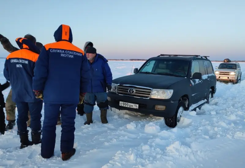 Спасатели эвакуировали рыбаков, застрявших на реке из-за пурги