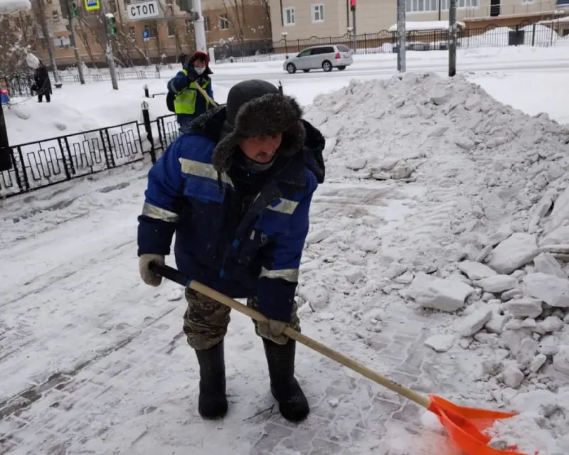 В Якутске чистят снег в круглосуточном режиме