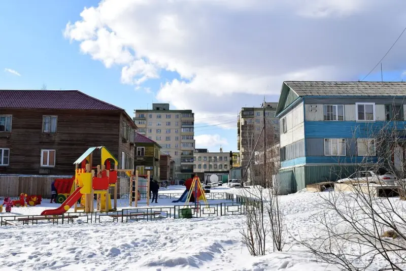 14 человек эвакуировали при пожаре в двухэтажном доме в городе Мирный