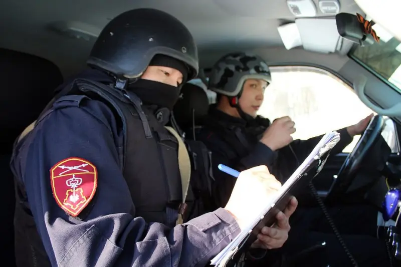 Росгвардейцы по ориентировке задержали подозреваемых в краже ноутбуков с витрины магазина