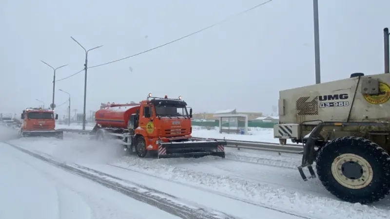 Городские службы активизировали силы по уборке дорог после обильного снегопада