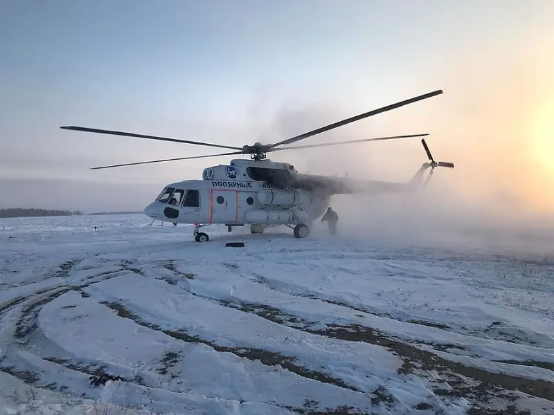«Полярные авиалинии» назвали причину утечки керосина в вертолете, из-за чего пассажиры получили химические ожоги