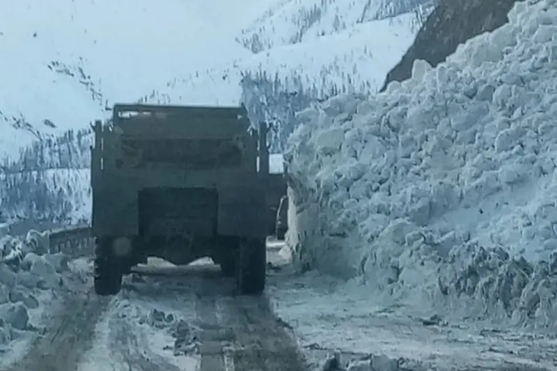 После схода лавин открыто движение автотранспорта по трассе Р-504 «Колыма»