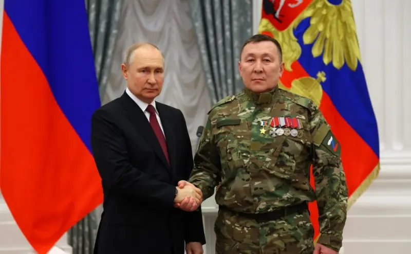 Президент Владимир Путин вручил звезду Героя России командиру якутского отряда «Боотур-1» Александру Колесову