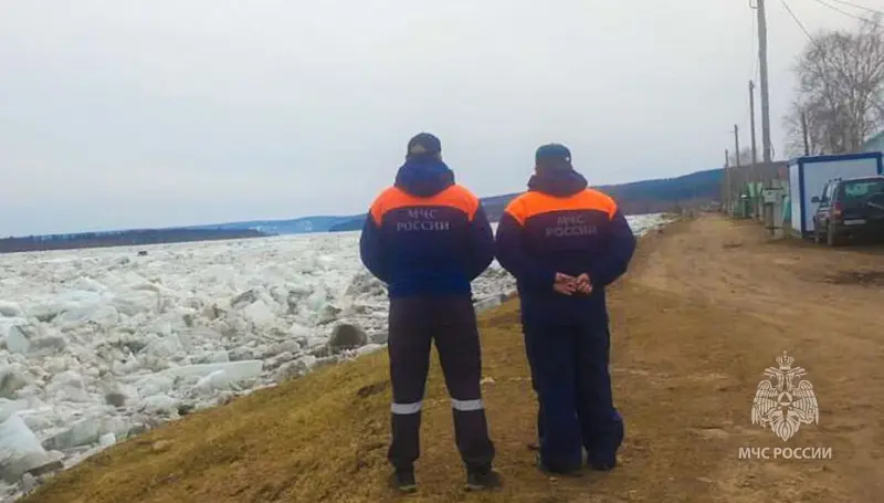 Отмечается понижение уровня воды реки Татта у села Черкех Таттинского улуса