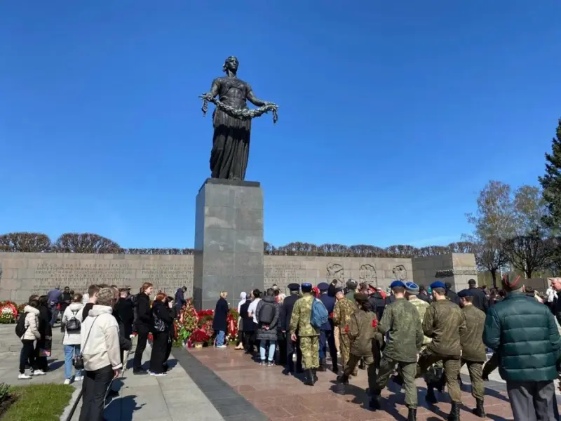 Якутяне возложили цветы на Пискаревском мемориале