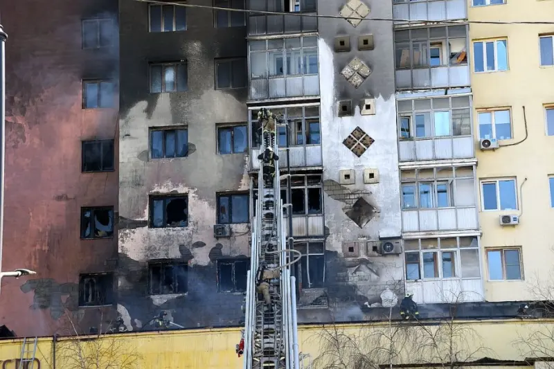 Фото и видео: Тушение пожара на крыше магазина «Илин Энэр» в центре Якутска