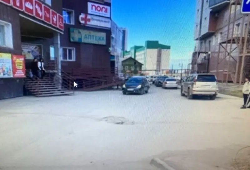 В Якутске во дворе дома сбили ребенка на самокате