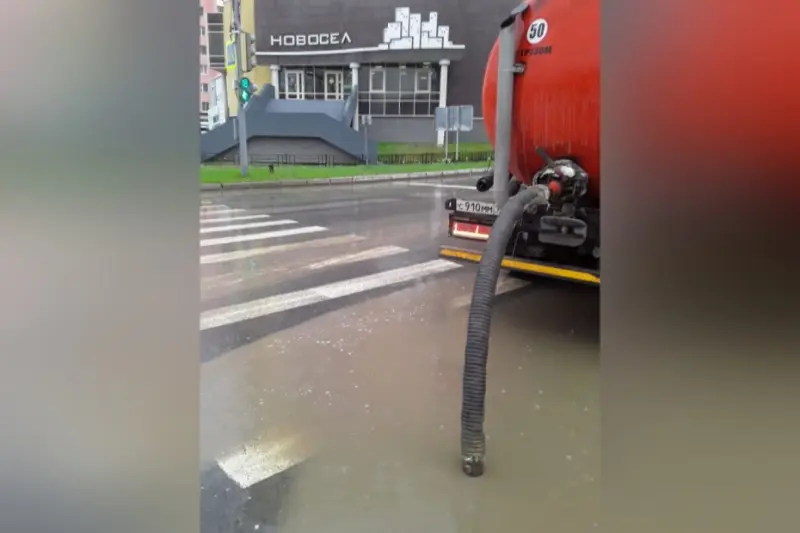 Усилена откачка дождевой воды с заниженных мест в Якутске