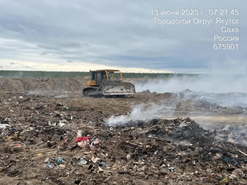 Участок возгорания на свалке Якутска отсыпают песком
