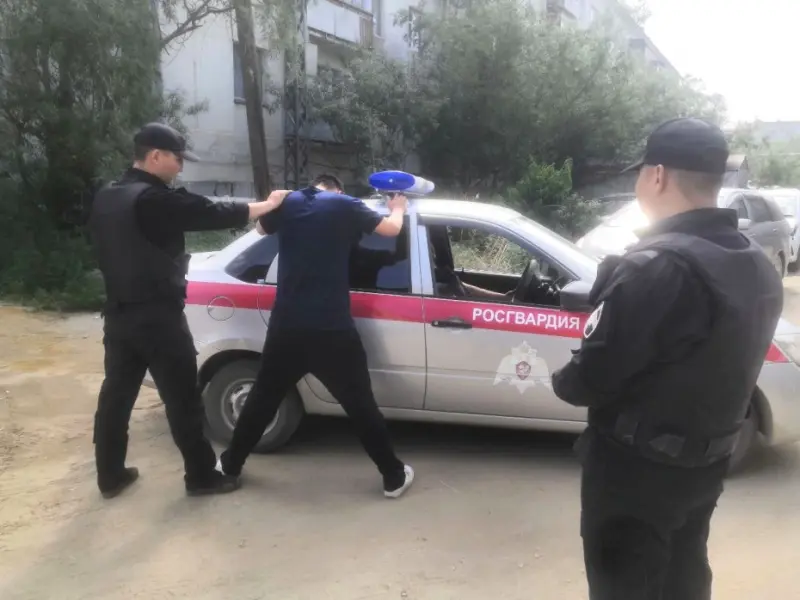 Росгвардейцы задержали посетителя ресторана, находящегося в федеральном розыске
