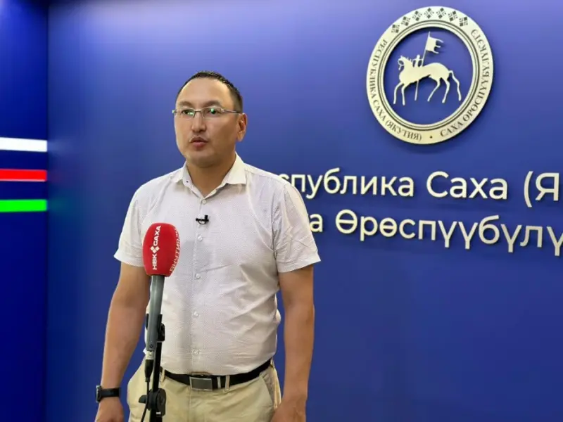 Минтранспорта Якутии: В вызволении севшего на мель судна на реке Лене задействовано семь судов