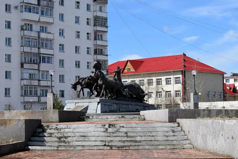 Пятилетняя девочка выпала из окна с третьего этажа в Ленске