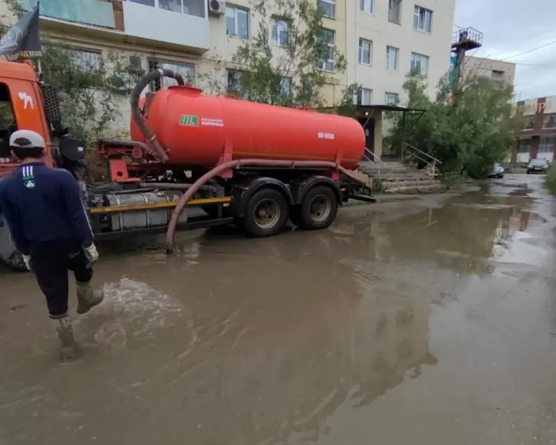 Более 10 тысяч кубометров воды откачали после дождя в Якутске