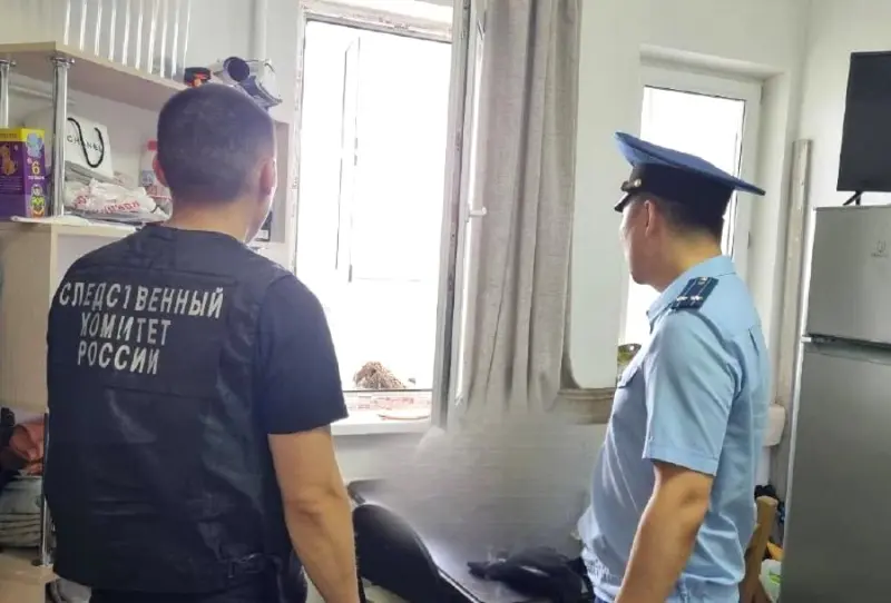 Двухлетний ребенок, выпавший из окна шестого этажа в Якутске, скончался