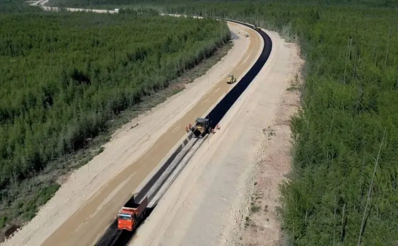 Устройство нижнего слоя автодороги начали на участке трассы А-360 «Лена» в Якутии