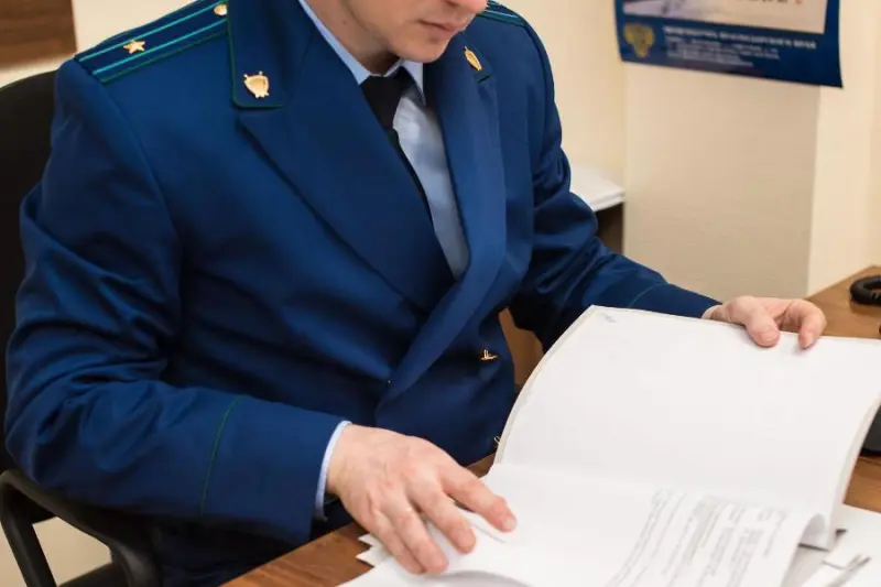 После проверки прокуратуры в Анабарском районе директор хозсубъекта расторг договор с собственным сыном