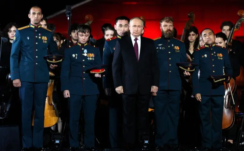 Путин вручили «Золотые звёзды» Героев Российской Федерации Алексею Неустроеву и Филиппу Евсееву