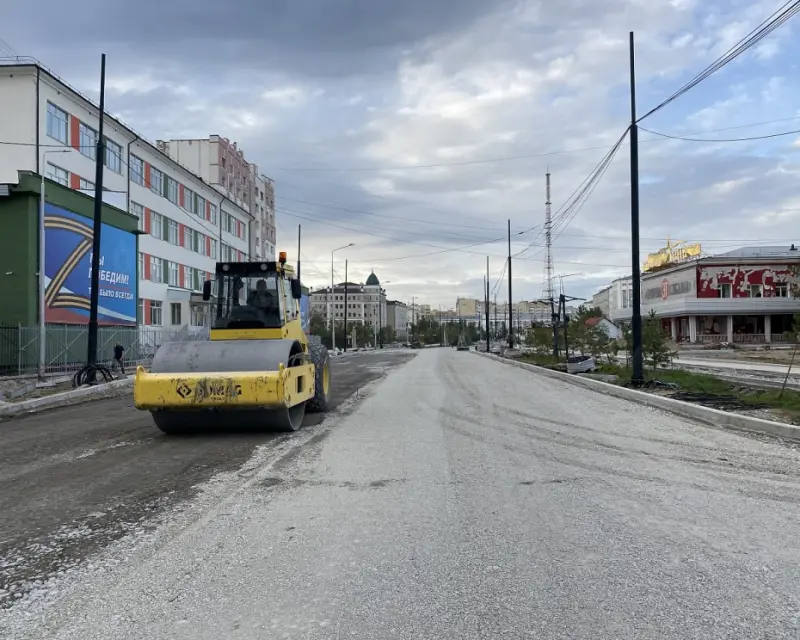 На проспекте Ленина приступают к асфальтированию участка от ул. Кулаковского до ул. Дежнева