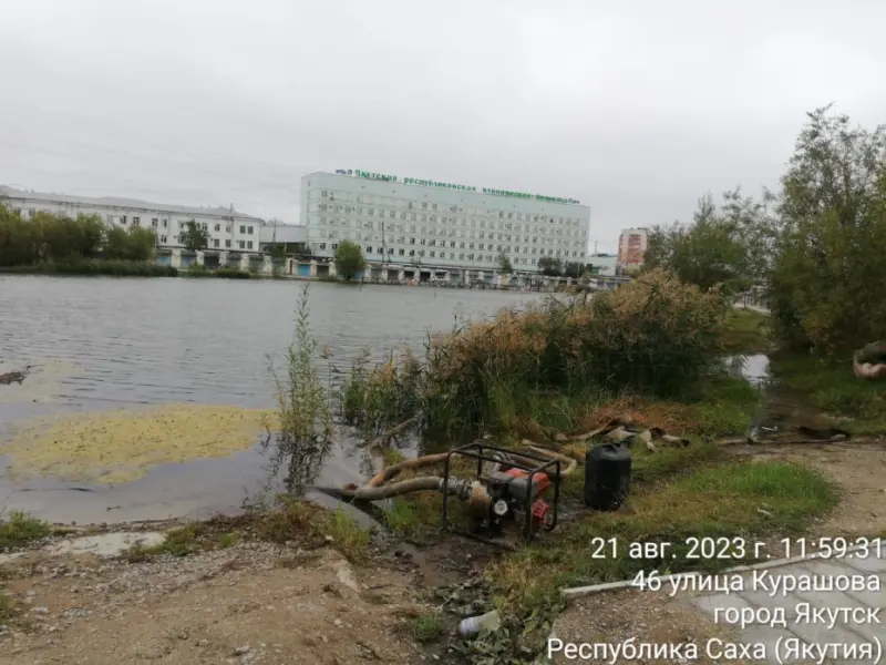Проводится откачка воды с дороги подтопленной водой из озера Щорса