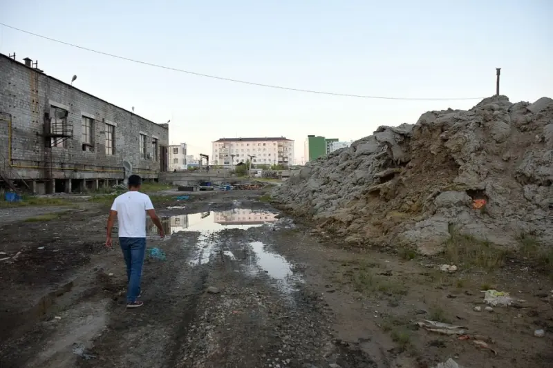 Завода нет, а вред остался: В Покровске опасные вещества вымываются из бракованного утеплителя в Лену