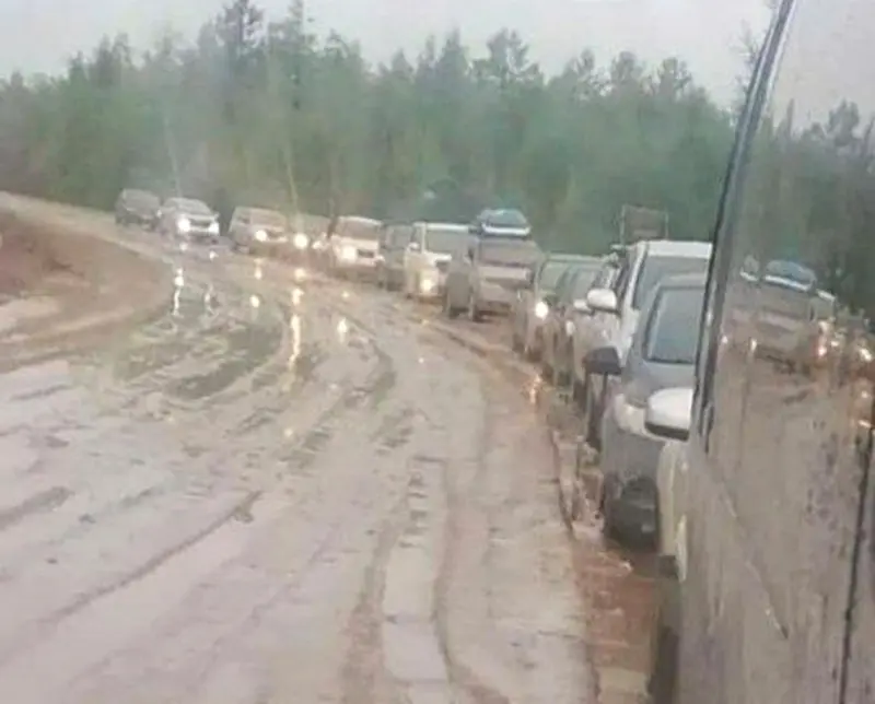 На трассе «Вилюй»  из-за ливня затруднено движение транспорта