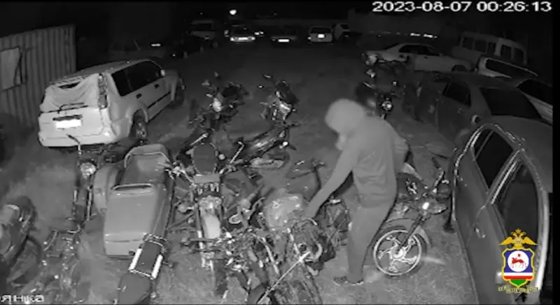 Полицейские установили подозреваемых в хищении мотоциклов со штрафстоянки в Сунтарском районе