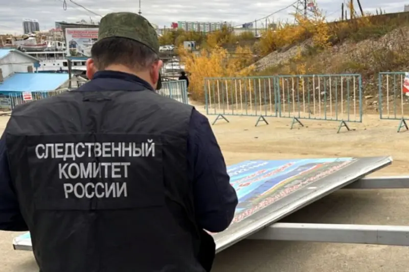 Следком возбудил уголовное дело по факту падения баннера на женщину в Якутске