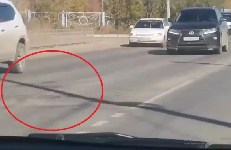 «Водоканал» отказался брать на себя ответственность за выпирающие люки по Чернышевского в Якутске