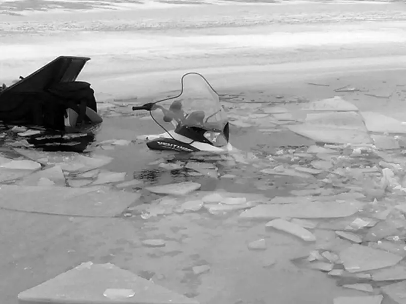 Буран провалился под воду на реке Колыма – утонул человек
