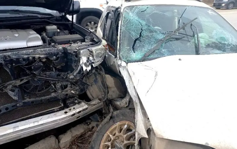 Водитель «Кариба» не уступил дорогу «Ланд Крузеру» и попал с пассажиром в больницу