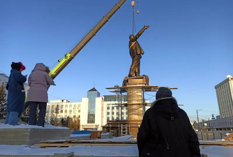 Памятник Ленину вернули на одноименную площадь в Якутске