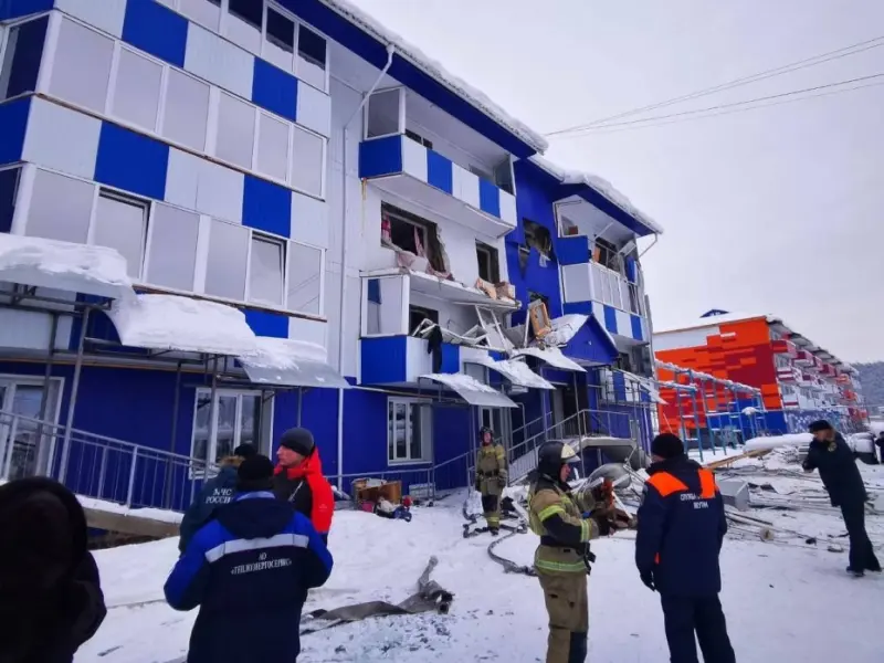 Пять человек пострадали из-за взрыва бытового газа в многоквартирном доме города Томмот