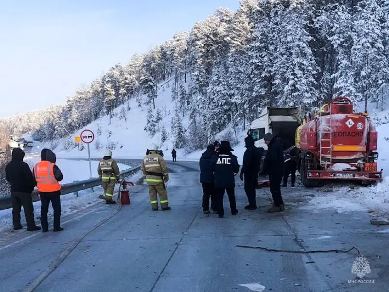 Столкновение бензовоза с грузовиком произошло в Нижнем Бестяхе