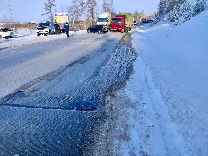 На месте ДТП с бензовозом в Нижнем Бестяхе ведутся работы по устранению разлива топлива