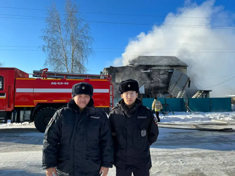 Из горящего дома спасли пенсионера полицейские в селе Намцы