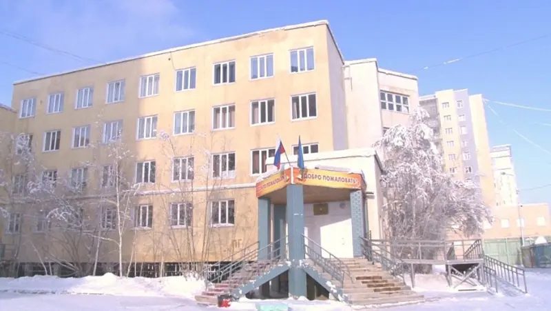Два ученика пострадали от падения потолочной обшивки в школе №3 Якутска